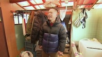 コンクリむき出し壁、剥がれた天井、消えた浴槽…⼤阪キッズ藤⽥の「崩壊寸前ボロ実家」がヤバすぎワロタ