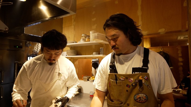 お昼すぎには完売！　大阪・中津で行列のベーカリーを営むシェフは、夜は人気ビストロを切り盛りする“二刀流”！　兄弟二人三脚の熱い日々に密着