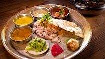 カレーが評判の千早赤阪村にある古民家レストランはヘアサロンを併設！！　間借り営業カレーからスタートした夫婦と美容師に密着