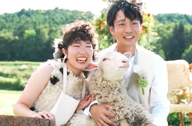 『新婚さんいらっしゃい!』騒然! “キスの柔らかさ”が羊と同じ!? ふたりの運メェ~を羊が引き寄せた、激アツ “羊まみれ”夫婦