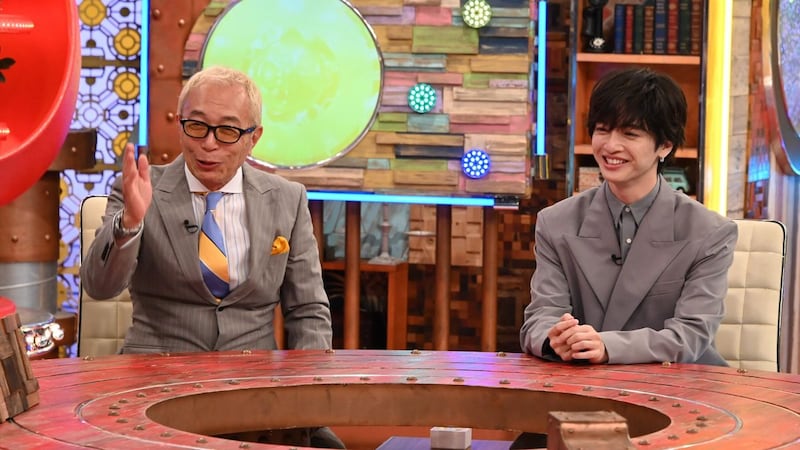 「ポツンと一軒家」赤い屋根のログハウスで一人暮らしする77歳女性。7年前に亡くした、作家の夫と過ごす日々を懐かしそうに語り…