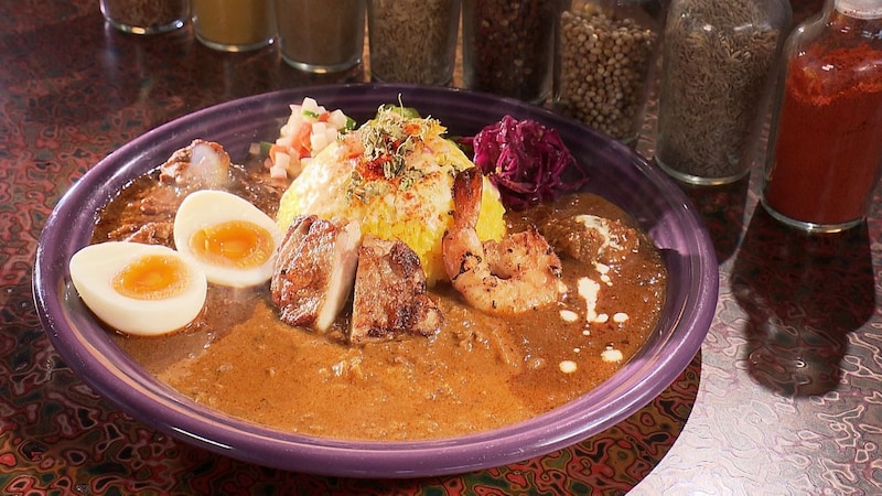 コロナ禍を機に故郷へ 京丹後・久美浜町で創業103年の料理旅館を人気スパイスカレー店へ生まれ変わらせた夫婦の挑戦