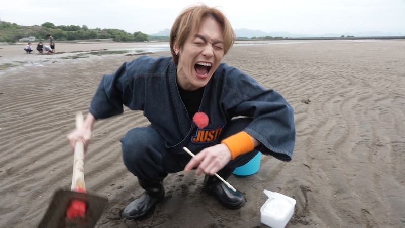 Travis Japan “しめまちゅ”、砂浜に埋まった食宝獲りでバトル！ 「イメージで言うとたこ焼きです」 玄人並みの手さばきを見せたのは…！？
