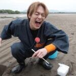 Travis Japan “しめまちゅ”、砂浜に埋まった食宝獲りでバトル！ 「イメージで言うとたこ焼きです」 玄人並みの手さばきを見せたのは…！？