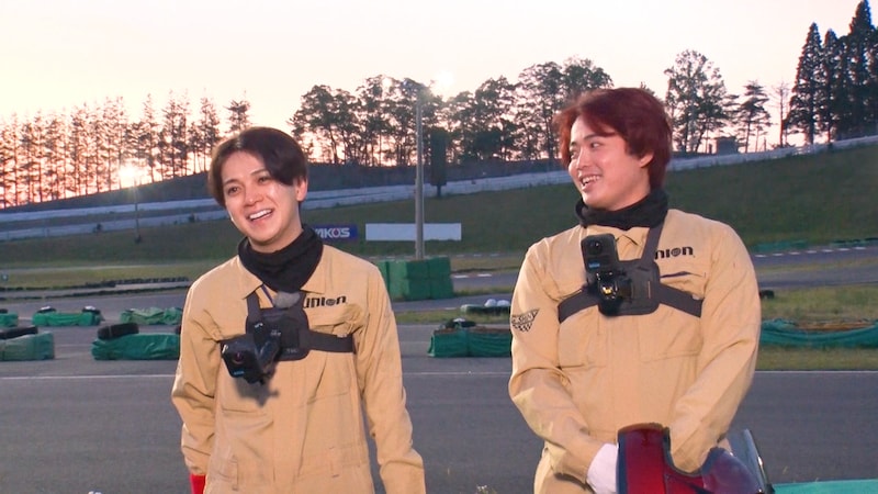 Travis Japan“ちゃかしず”、ナイトカートで真剣勝負！ 運転免許を持っていない吉澤閑也が「負けるわけない。良い運転見せてみな」と宮近海斗にビッグマウス！？