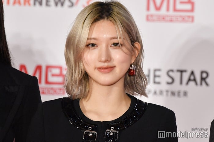 IVEガウル、美デコルテ映えるコルセット姿 シルバー衣装ショットに「女神降臨」「圧巻のスタイル」と絶賛の声