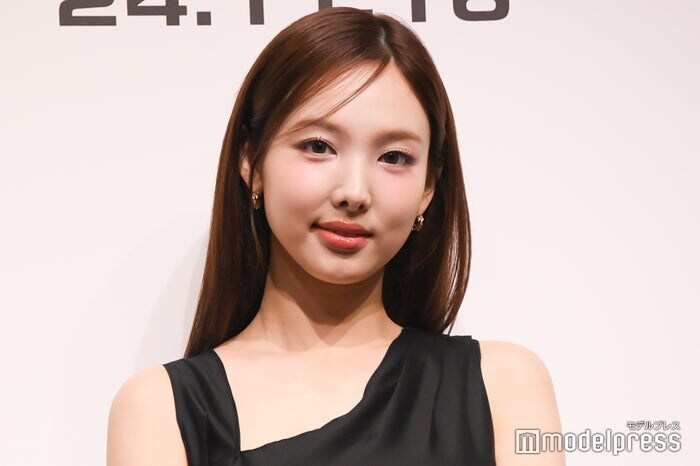 TWICEナヨン、ホルターネックのミニ丈ワンピで圧巻スタイル際立つ「華奢」「天使」と反響続々