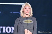 とうあ、美スタイル際立つオフショルミニワンピ×赤タイツの秋コーデ公開「センス抜群」「スタイルが神」の声