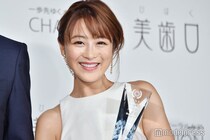 鈴木奈々、ギャル時代のポスター前に座る兄 祖母の家でのプラベ写真に「貴重な兄妹2ショット」「一瞬誰かと」の声