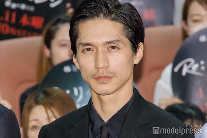 錦戸亮、うっすらヒゲ姿で上海満喫 電車乗る姿に「オーラ半端ない」「かっこよすぎて二度見」と絶賛の声