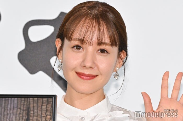 トリンドル玲奈「久しぶりに姉妹で」妹・瑠奈と黒ノースリ姿で密着「ビジュアル最強姉妹」「お肌がツヤツヤ」と反響