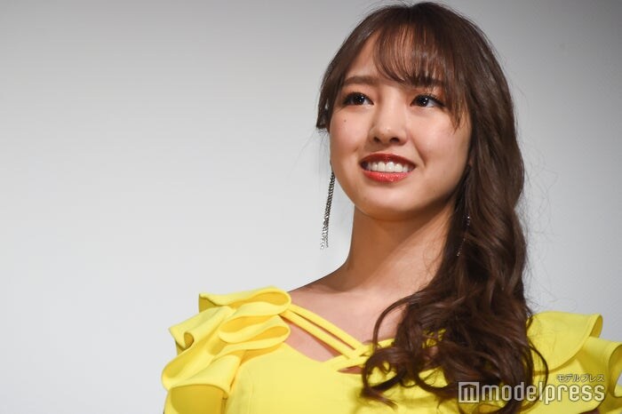 元モー娘。飯窪春菜、変形トップスで美背中開放「アートと一体化してる」「スタイルいい」の声