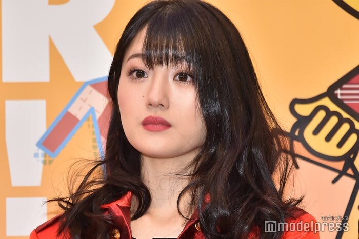 “可愛すぎる新喜劇女優”小寺真理、ミニスカスーツで美脚スラリ「OLさんみたい」「美しくて2度見した」と反響