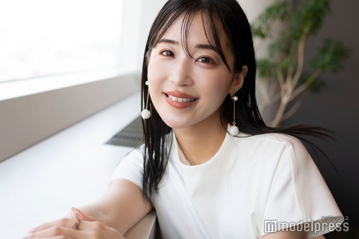 新婚の「バチェラー4」休井美郷、“いい夫婦の日”に夫とディナー 美脚透けるコーデに反響「上品」「夜道に映える」