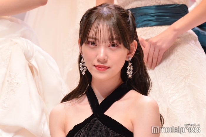 堀未央奈、美脚&デコルテ際立つドレス姿披露「透明感すごい」「スタイルの良さに驚き」の声