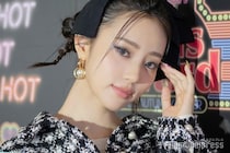 中町綾、スリットから美脚スラリ レザーコーデに反響「クールビューティー」「映画から出てきたみたい」の声