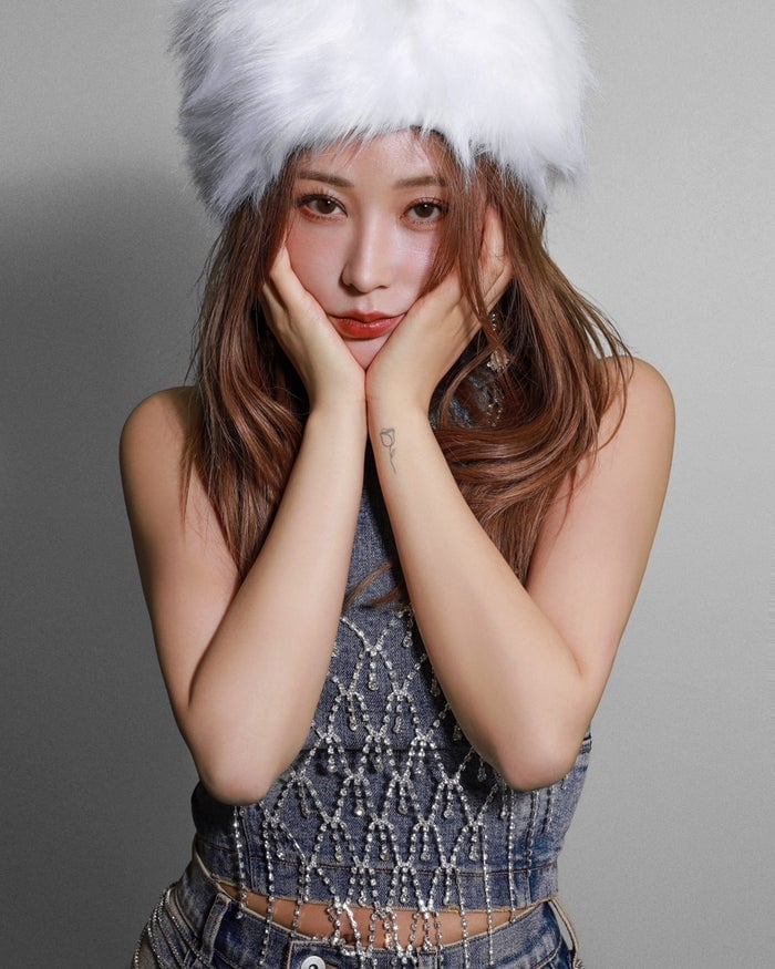 てんちむ、美脚透ける黒ストッキング×ミニドレスで誕生日報告「色っぽい」「大人コーデ素敵」と反響