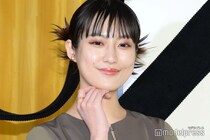 恒松祐里、母手編みの“アグリーセーター”でディズニー満喫「クオリティ高すぎ」「クリスマス感満載」と絶賛の声