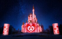 東京ディズニーランド、ミニー主役“パルパル”にシンデレラ城彩る新演出「ファンダーナイト」 グッズやフードも公開
