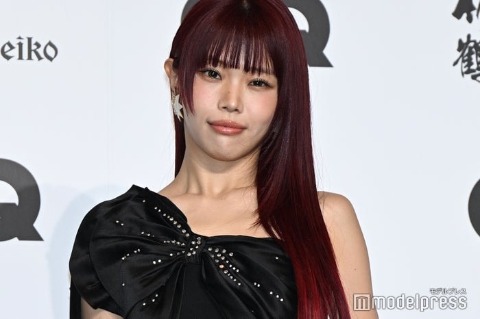 アイナ・ジ・エンド、ワンショルブラックドレスで登場 BiSH解散後のソロ活動への思い「不安になって」【GQ MEN OF THE YEAR 2025】