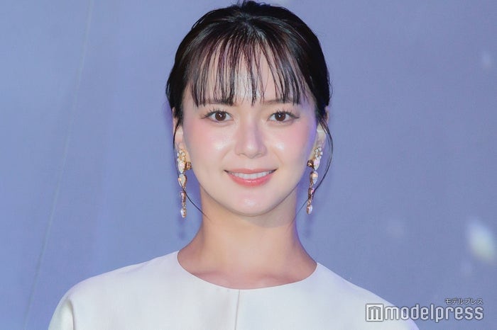 多部未華子、純白ワンピース姿で「青の洞窟」点灯式出席 1年に1度の楽しみ明かす