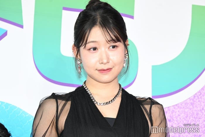 ME:I・MOMONA、全身ブラック衣装で大人っぽさ全開 “人参型”マイクに喜ぶ無邪気な姿も【ズートピア2】