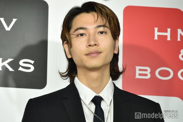 庄司浩平、ベストから見える“鍛え抜かれた腕”のギャップが話題「目の保養」「上腕二頭筋かっこいい」