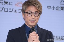 田村淳「次女が首をチューチュー吸ってくる」娘2人とのハグショット披露「微笑ましい」「関係性が素敵」と反響