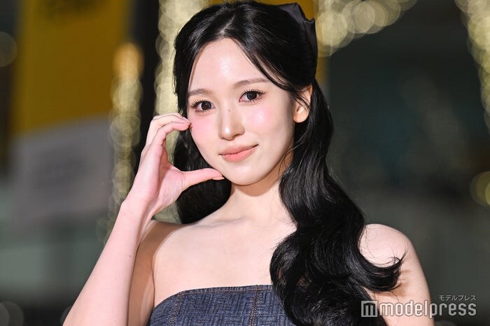 TWICEミナ、“超ミニ”ビスチェドレス姿で表参道降臨 ホリデーの予定は?