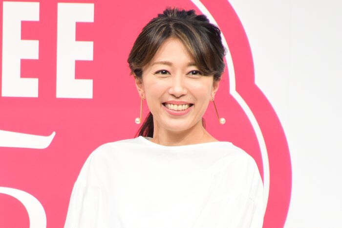 里田まい、ミニ丈から美脚スラリ「綺麗」「見たことないドレス」の声