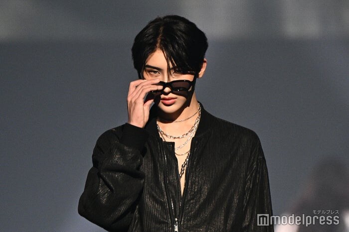 GYUTAE、オールブラックコーデで笑顔封印ランウェイ サングラス外しに観客の視線集中【TGC広島2025】