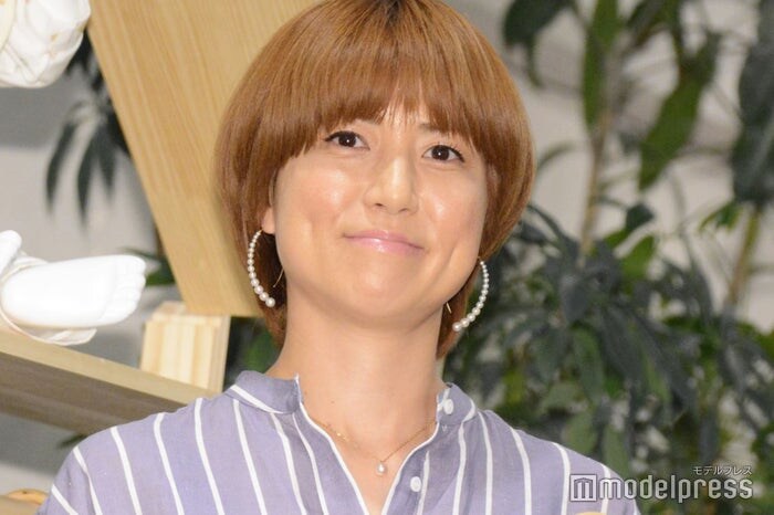 hitomi、美脚透けるミニスカ黒ストッキングコーデに反響「セクシーで素敵」「キラキラコーデが似合いすぎ」