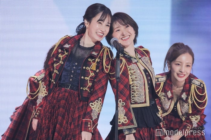 前田敦子&大島優子、ステージでの共演に会場熱狂「ポニシュシュ」「エビカツ」「ヘビロテ」名曲続々披露【AKB48 20周年記念コンサート】