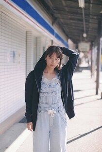 鳴海唯、飾らず自然体の姿見せる 季刊ZINE企画「Magic hour」スタート【コメント】