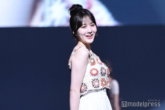 本田紗来、美脚スラリ白コーデでディズニー満喫 プラベショットに「可愛さ限界突破」「脚のライン綺麗」の声