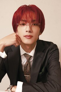 なにわ男子・高橋恭平、スーツ姿で美麗な表情 “会社の同僚”テーマにグラビア＆30の質問にも回答