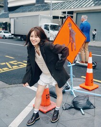 櫻坂46松田里奈、お気に入りの1着まとい街歩き 1st写真集新カット解禁【まつりの時間】
