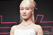 シンガーソングライター乃紫（のあ）、ミニスカ×ハイソックスで美脚全開「脚長すぎ」「スタイル反則級」と騒然