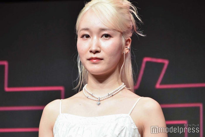 シンガーソングライター乃紫(のあ)、ミニスカ×ハイソックスで美脚全開「脚長すぎ」「スタイル反則級」と騒然