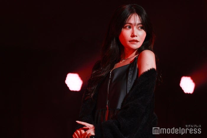 元AKB48メンバー、オフショルワンピで美肩披露「破壊力すごい」「透明感あふれてる」と絶賛の声