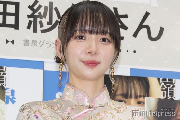 岡田紗佳、ミニスカ姿で美脚披露「ドキッとした」「オフショットも絵になる」の声