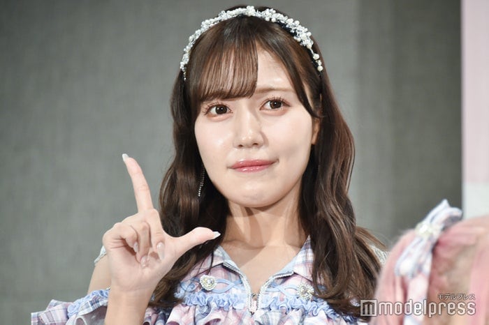 ＝LOVE諸橋沙夏、ミニワンピ×黒タイツで美脚透ける「彼女感すごい」「大人っぽい」と反響