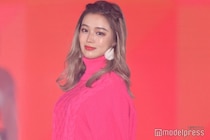 せいせい、超ミニ丈タイトワンピから胸元ちらり「美脚全開」「骨格が理想」と反響