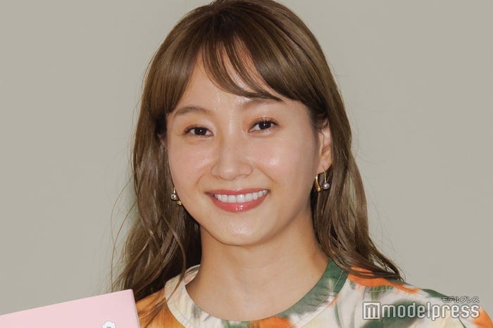 藤本美貴、初めて作ったアップルパイ披露 娘が頬張る姿に「焼き色が完璧」「娘さんも嬉しそう」と反響