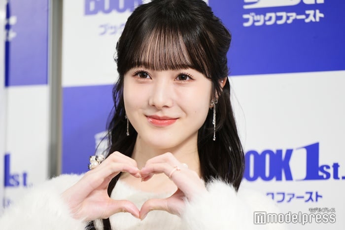 本田紗来、ミニスカ＆レースソックスで美脚披露「まりんに似てるよね？」写真が話題