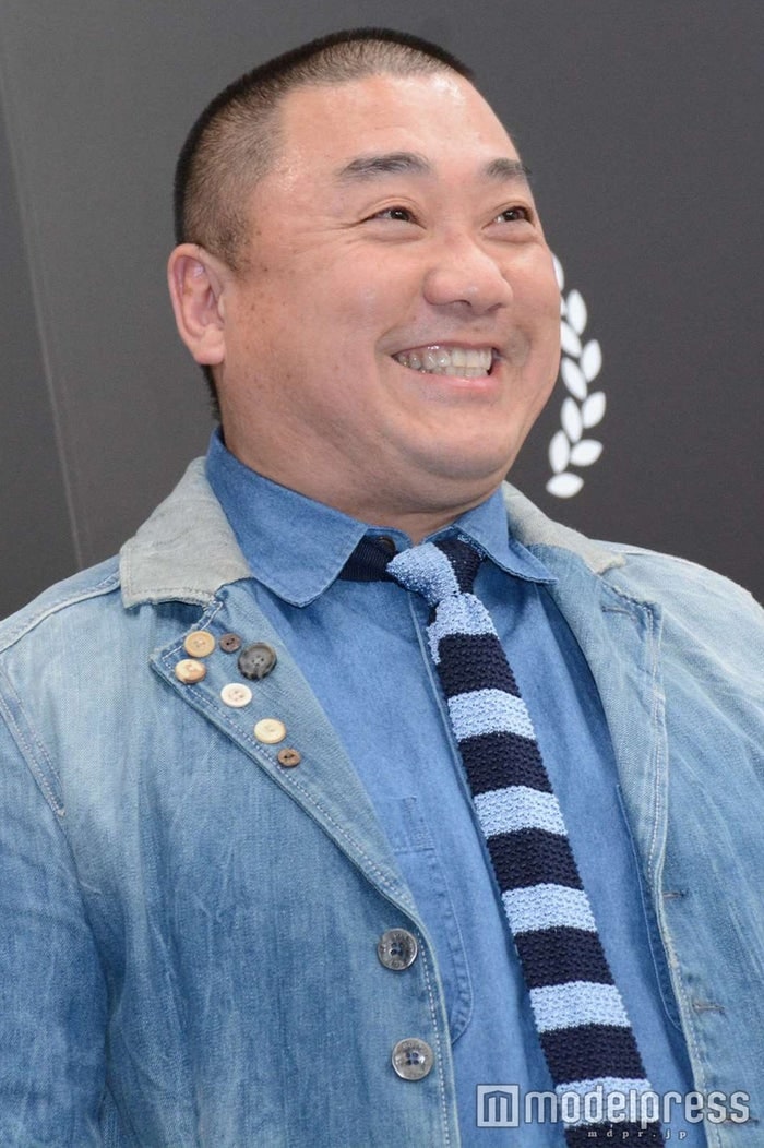 山本圭壱、1歳長女顔出しの散歩ショット公開「赤ちゃんモデルのよう」「アンヨが上手になりましたね」と反響