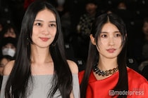 武井咲は美肩のぞくシルバードレス・土屋太鳳は鮮やかな赤×ギャザー…対照的な装いで美貌放つ