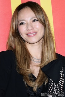 MAX・LINA、脚線美際立つミニスカタイツコーデ披露「憧れのスタイル」「美女オーラ凄い」と反響