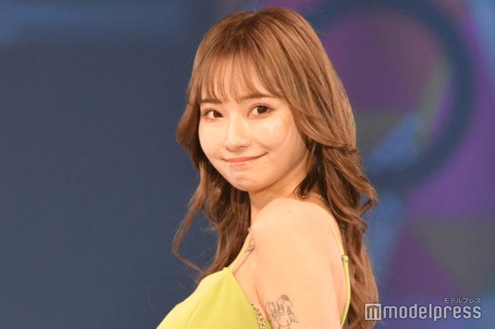 ぴょな“超ミニ丈”で美太もも全開「一瞬穿いていないのかと」「スタイル良すぎ」の声