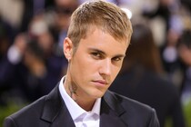 ジャスティン・ビーバー、妻・ヘイリーとの頬寄せ密着ショットにファン歓喜「絵になる」「映画のワンシーンみたい」